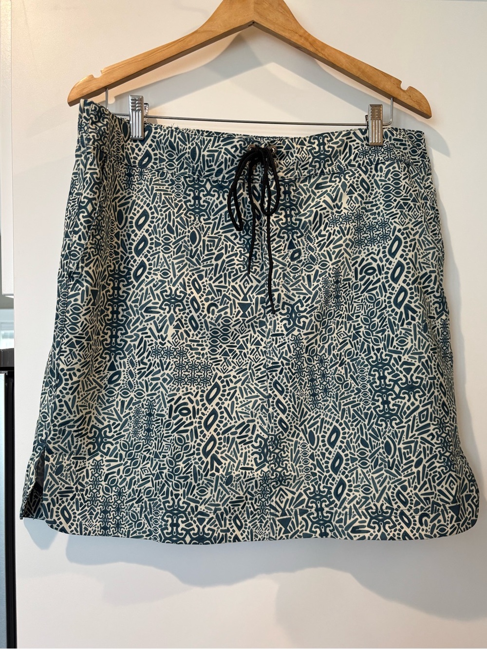 Rip Swim skirt with Velcro closure and back pocket size m-L new without tags!